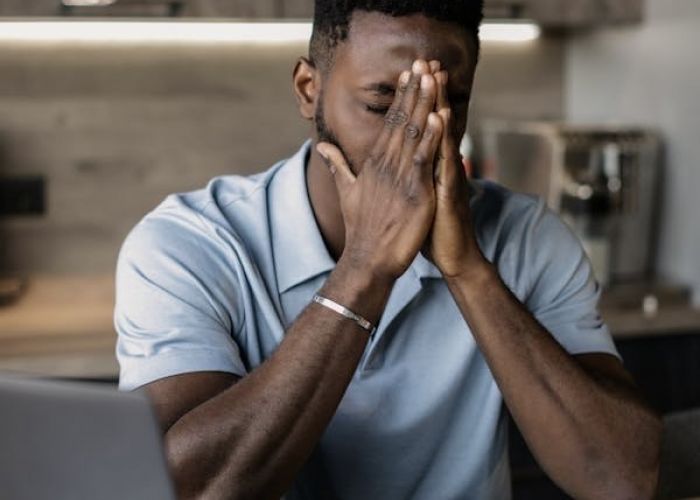 Burnout no Trabalho: Sintomas e Como Prevenir Antes Que Seja Tarde